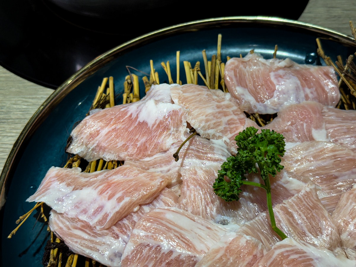 【初殿鍋物】台北永春站人氣火鍋美食推薦，平日套餐299元起，信義區必吃的平價火鍋餐廳推薦！
