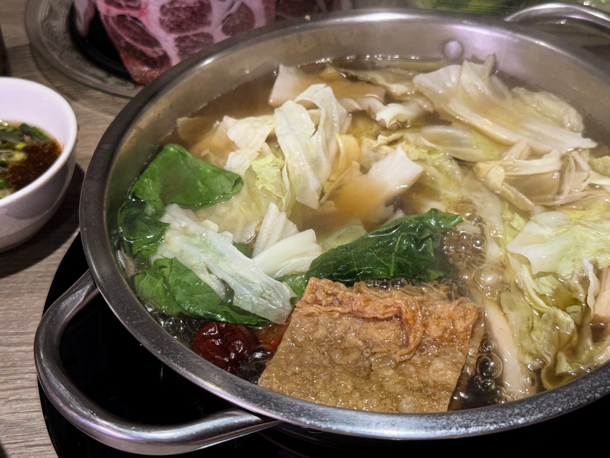 【初殿鍋物】台北永春站人氣火鍋美食推薦，平日套餐299元起，信義區必吃的平價火鍋餐廳推薦！