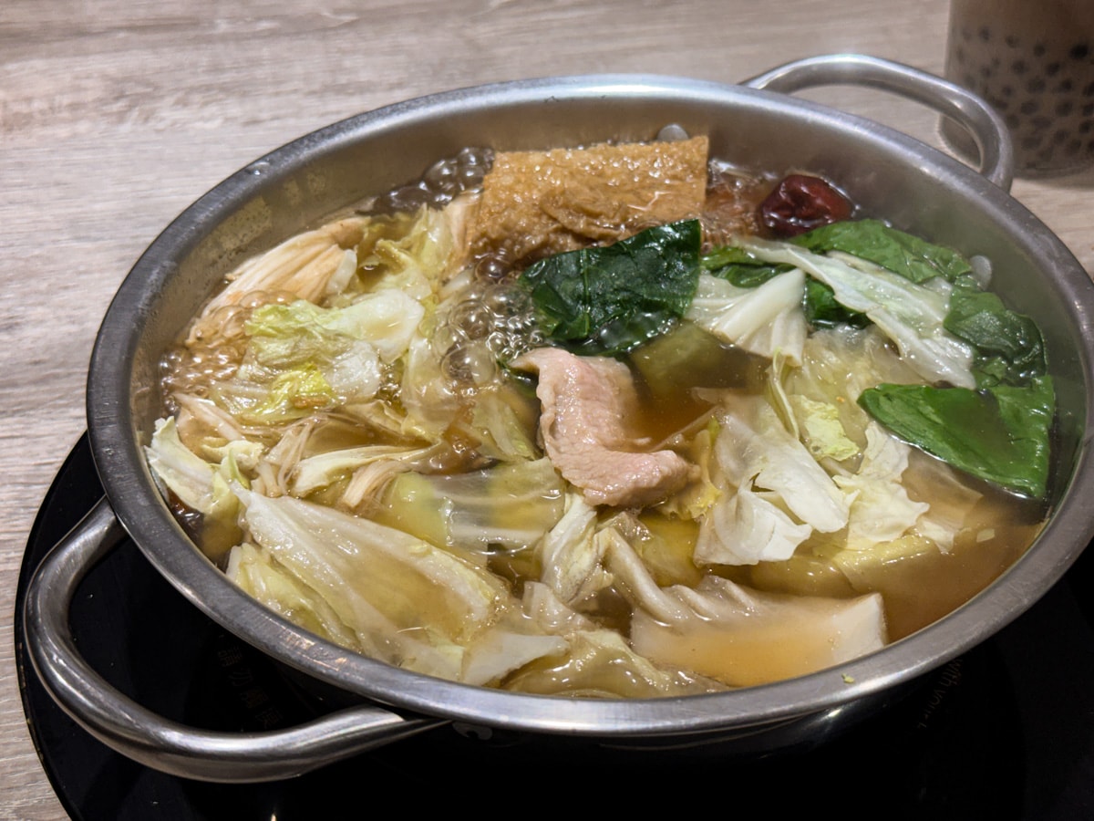 【初殿鍋物】台北永春站人氣火鍋美食推薦，平日套餐299元起，信義區必吃的平價火鍋餐廳推薦！
