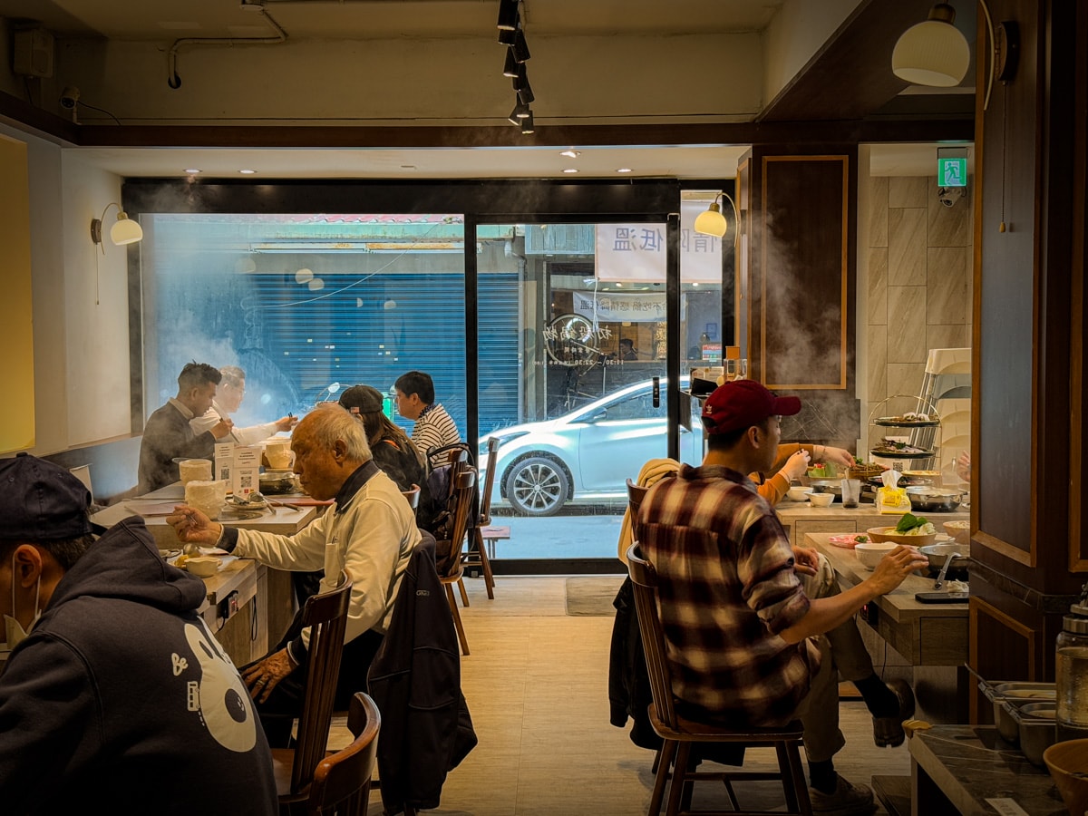【初殿鍋物】台北永春站人氣火鍋美食推薦，平日套餐299元起，信義區必吃的平價火鍋餐廳推薦！