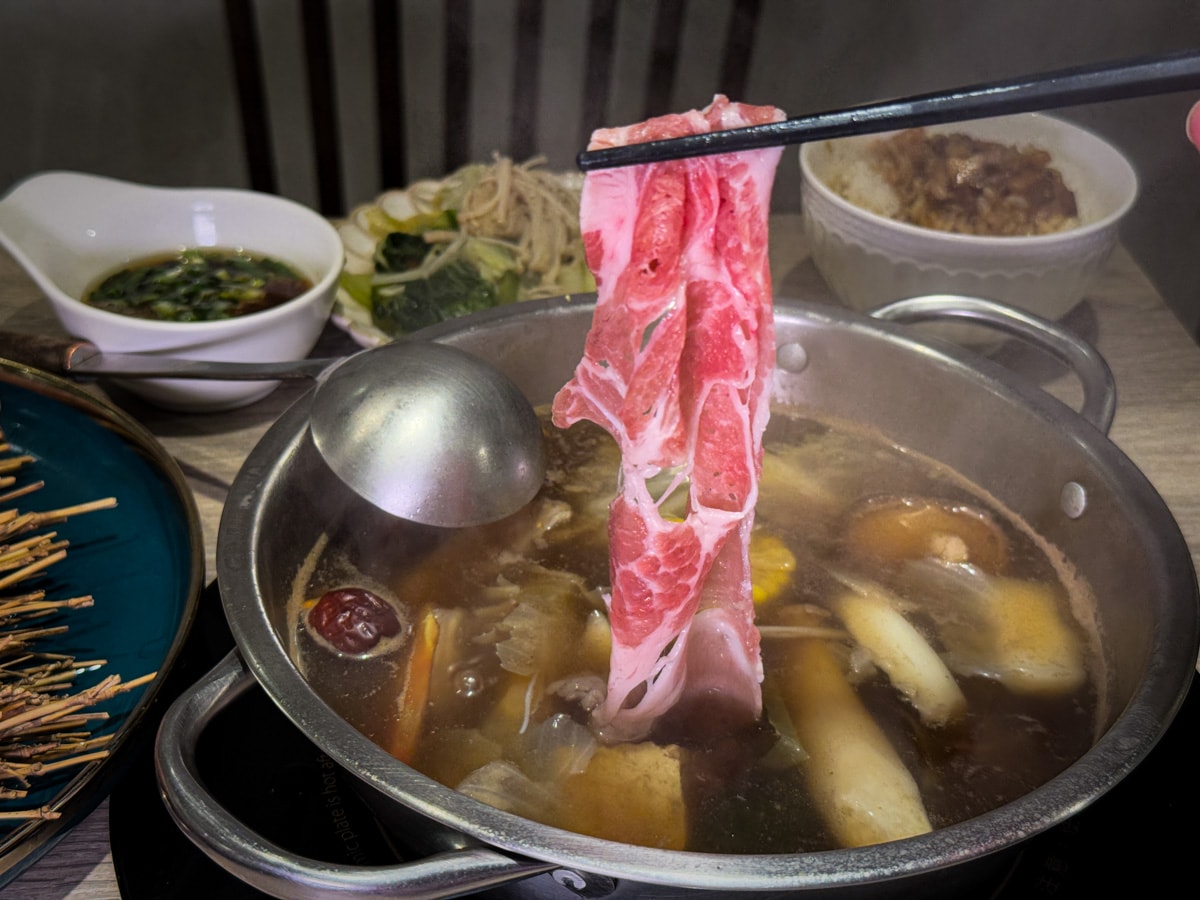 【初殿鍋物】台北永春站人氣火鍋美食推薦，平日套餐299元起，信義區必吃的平價火鍋餐廳推薦！