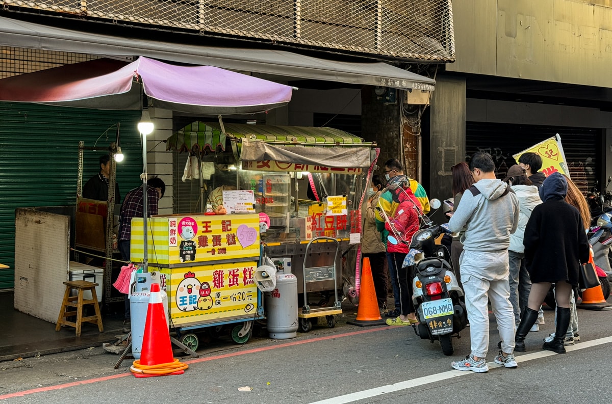 【3個10元紅豆餅】桃園中壢必吃隱藏美食推薦，3個紅豆餅只要10元！近40年的中壢人氣排隊美食！