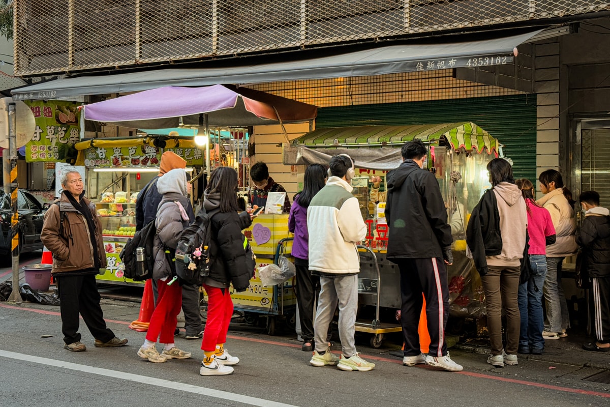 【3個10元紅豆餅】桃園中壢必吃隱藏美食推薦，3個紅豆餅只要10元！近40年的中壢人氣排隊美食！
