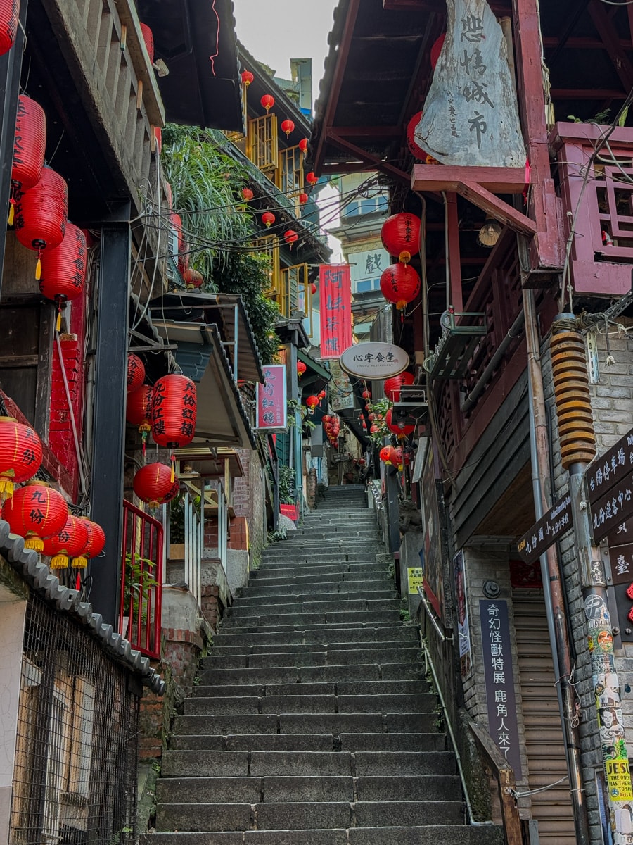 【九份老街攻略】一日遊必吃美食、瑞芳交通、住宿推薦！私藏拍照點全收錄
