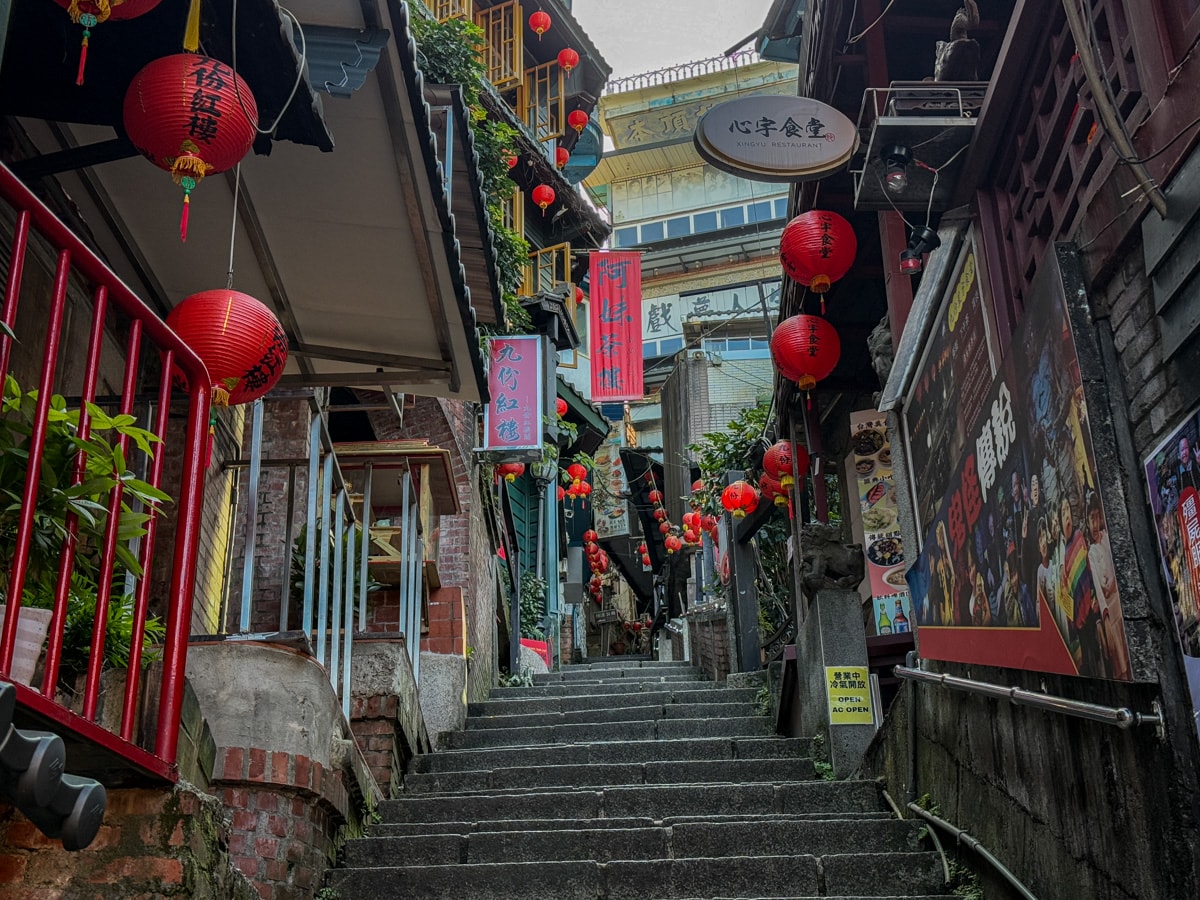 【九份老街攻略】一日遊必吃美食、瑞芳交通、住宿推薦！私藏拍照點全收錄
