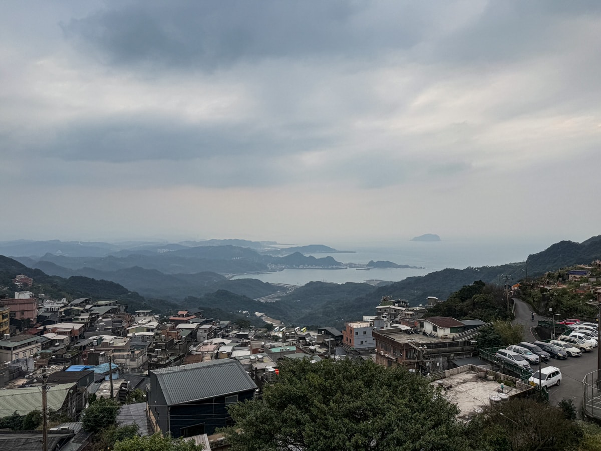【九份老街攻略】一日遊必吃美食、瑞芳交通、住宿推薦！私藏拍照點全收錄