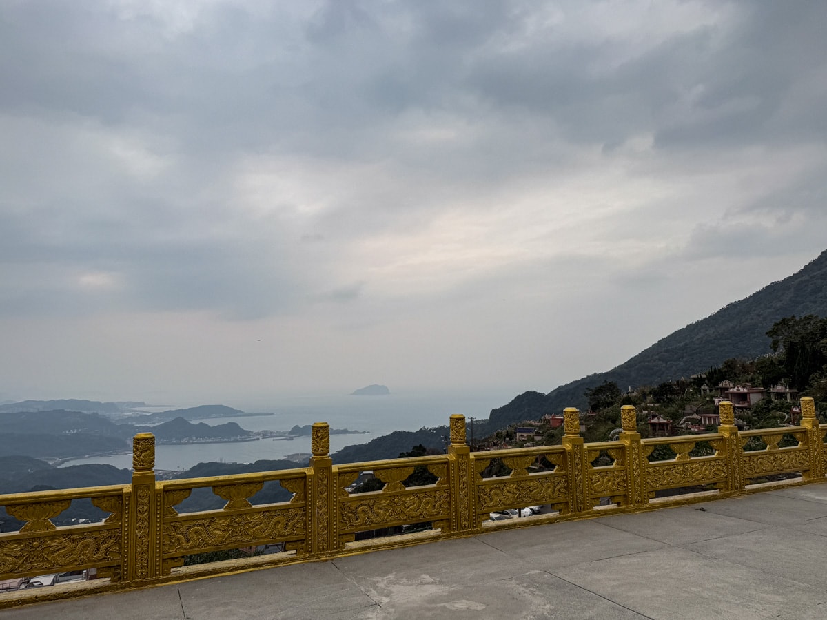 【九份老街攻略】一日遊必吃美食、瑞芳交通、住宿推薦！私藏拍照點全收錄