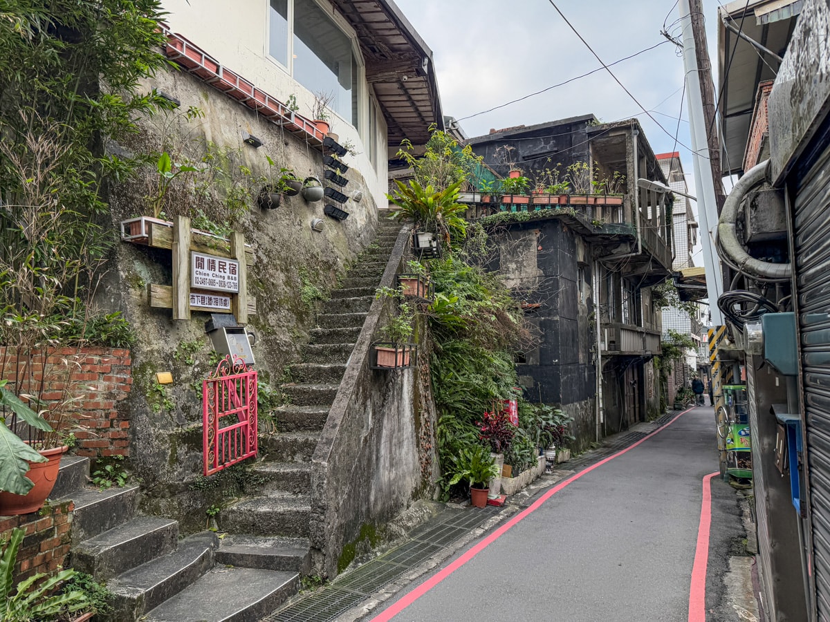 【閒情民宿】九份溫馨民宿推薦，不用1分鐘就到老街，入住旅客享視野最遼闊的觀景平台！