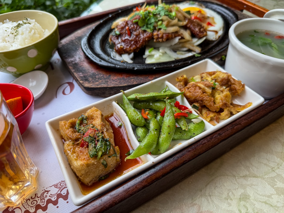 【幸福王國庭園餐廳】新北三芝秘境餐廳美食推薦，在地深耕15年的職人料理，450元起大啖精緻套餐！