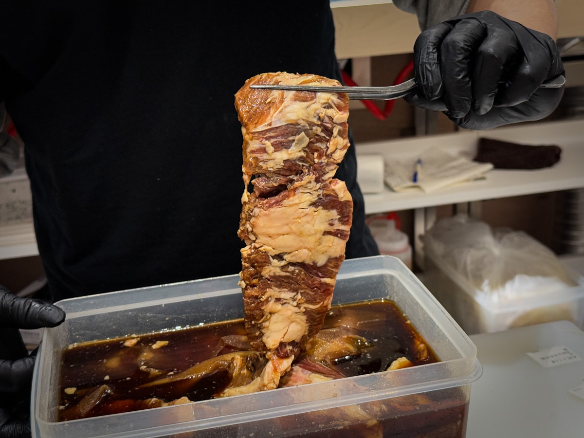 【燒肉政宗】新北中和必吃燒肉推薦，現場手切嚴選頂級肉品！內用小菜無限續，舌尖上的美味饗宴！