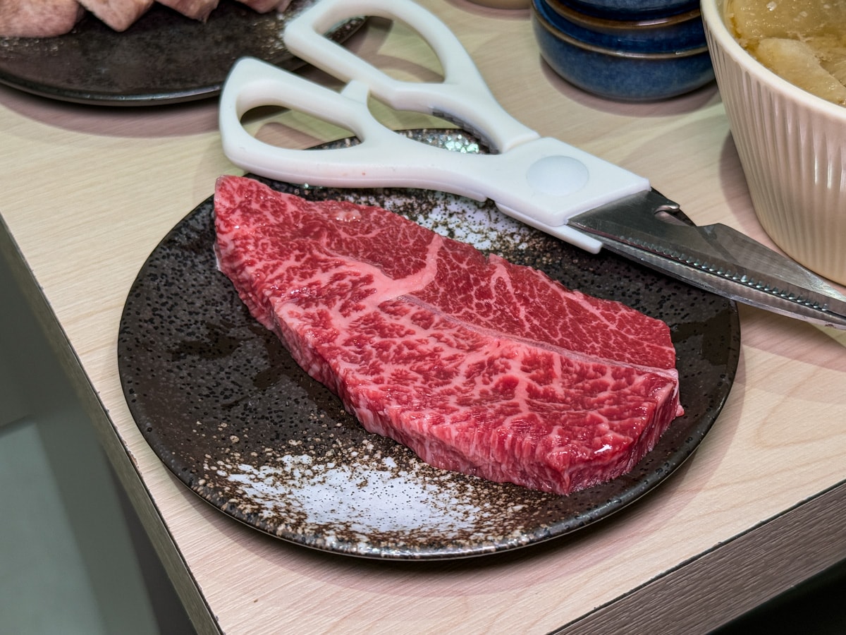 【燒肉政宗】新北中和必吃燒肉推薦，現場手切嚴選頂級肉品！內用小菜無限續，舌尖上的美味饗宴！