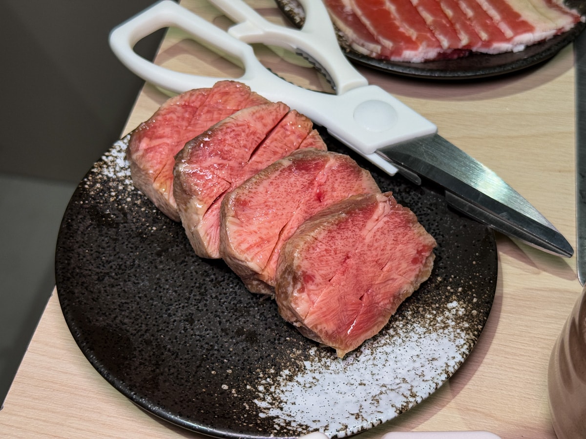 【燒肉政宗】新北中和必吃燒肉推薦，現場手切嚴選頂級肉品！內用小菜無限續，舌尖上的美味饗宴！