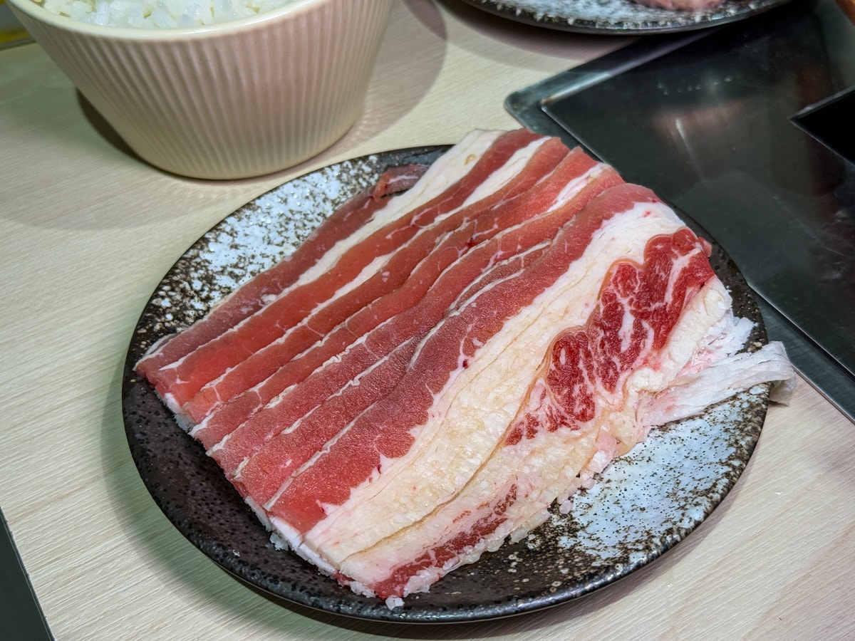 【燒肉政宗】新北中和必吃燒肉推薦，現場手切嚴選頂級肉品！內用小菜無限續，舌尖上的美味饗宴！