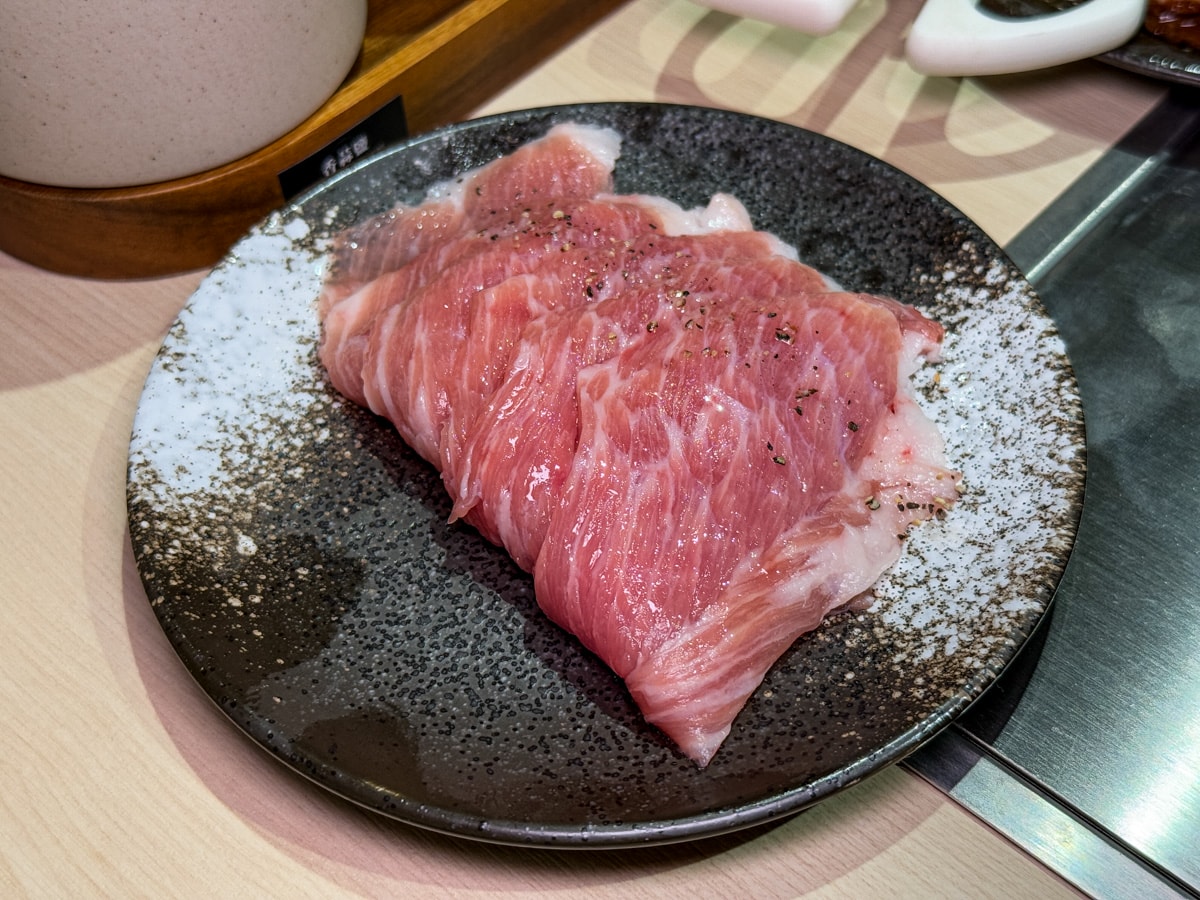 【燒肉政宗】新北中和必吃燒肉推薦，現場手切嚴選頂級肉品！內用小菜無限續，舌尖上的美味饗宴！