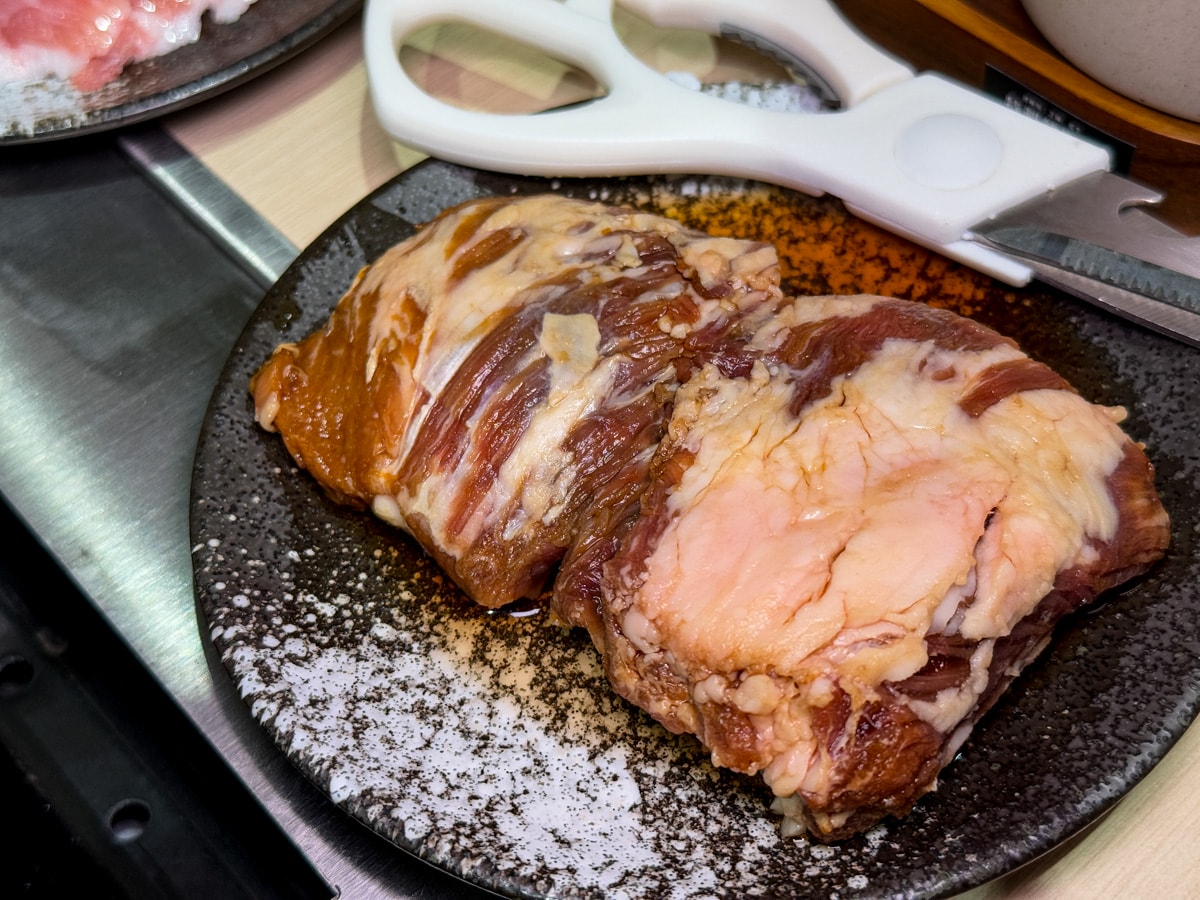 【燒肉政宗】新北中和必吃燒肉推薦，現場手切嚴選頂級肉品！內用小菜無限續，舌尖上的美味饗宴！