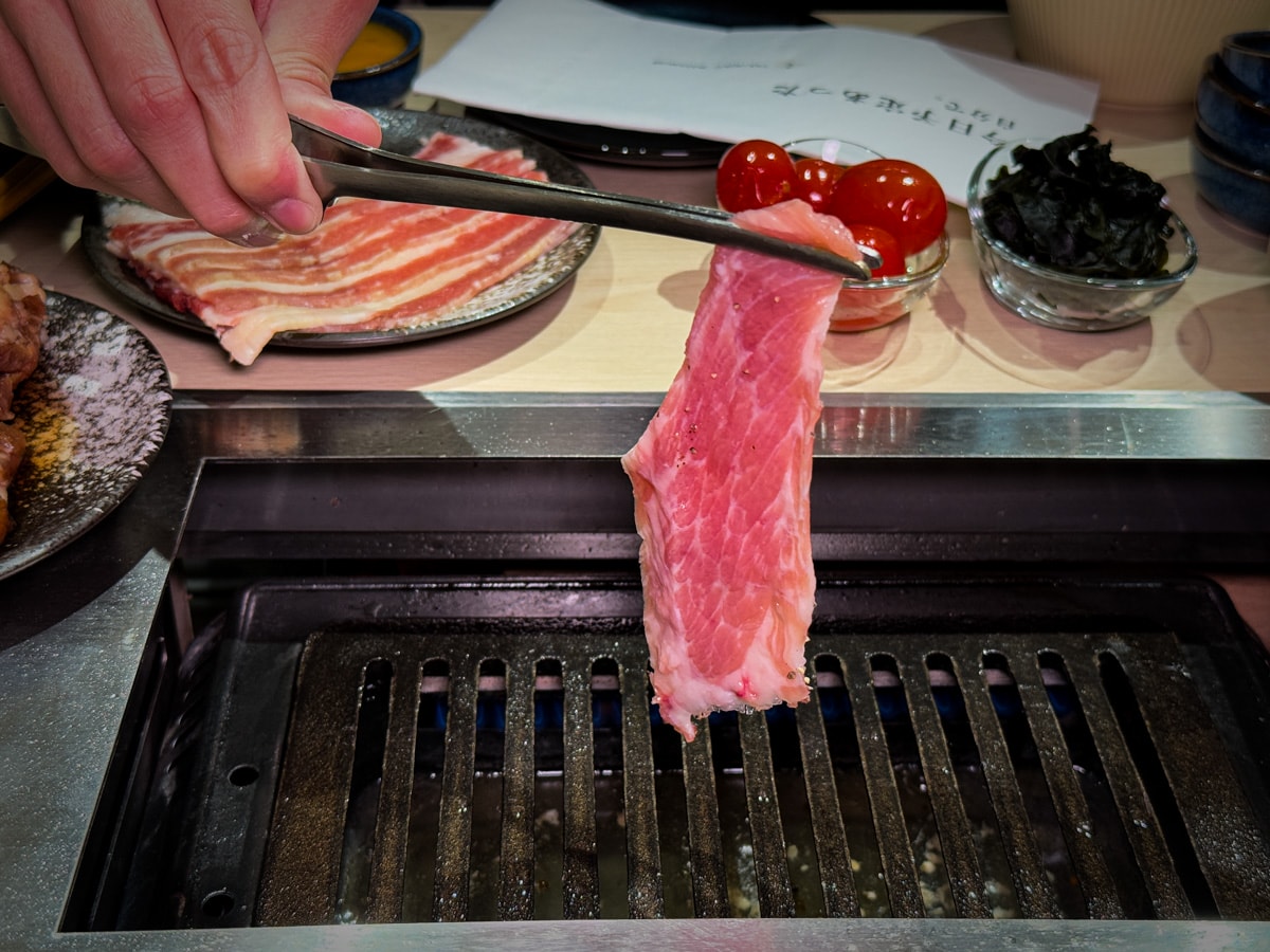 【燒肉政宗】新北中和必吃燒肉推薦，現場手切嚴選頂級肉品！內用小菜無限續，舌尖上的美味饗宴！