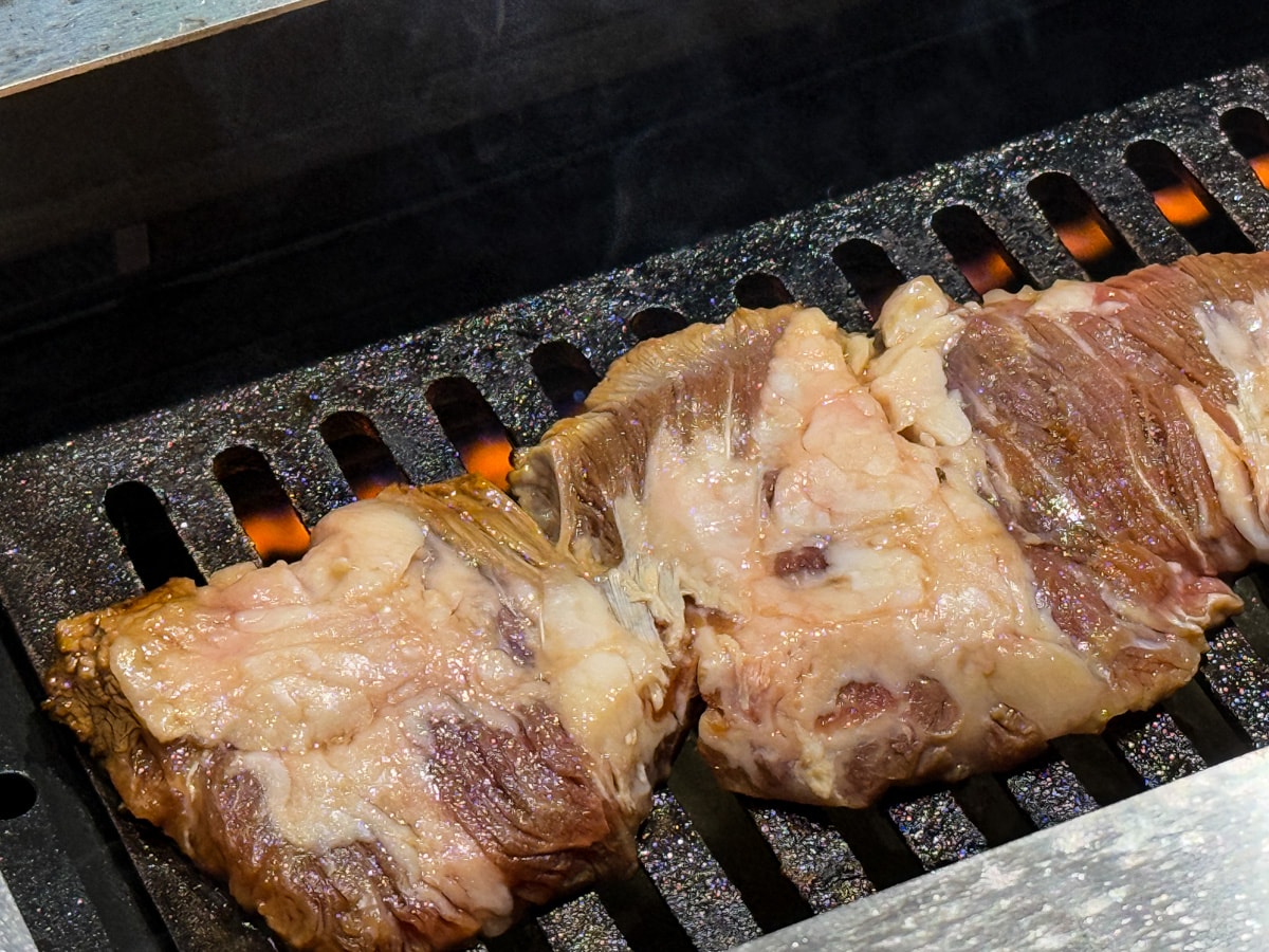 【燒肉政宗】新北中和必吃燒肉推薦，現場手切嚴選頂級肉品！內用小菜無限續，舌尖上的美味饗宴！