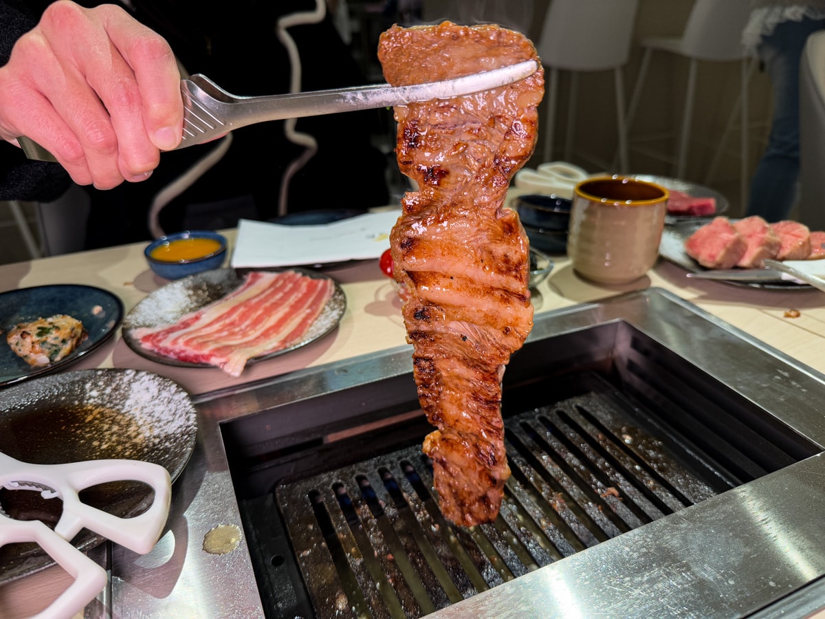 【燒肉政宗】新北中和必吃燒肉推薦，現場手切嚴選頂級肉品！內用小菜無限續，舌尖上的美味饗宴！