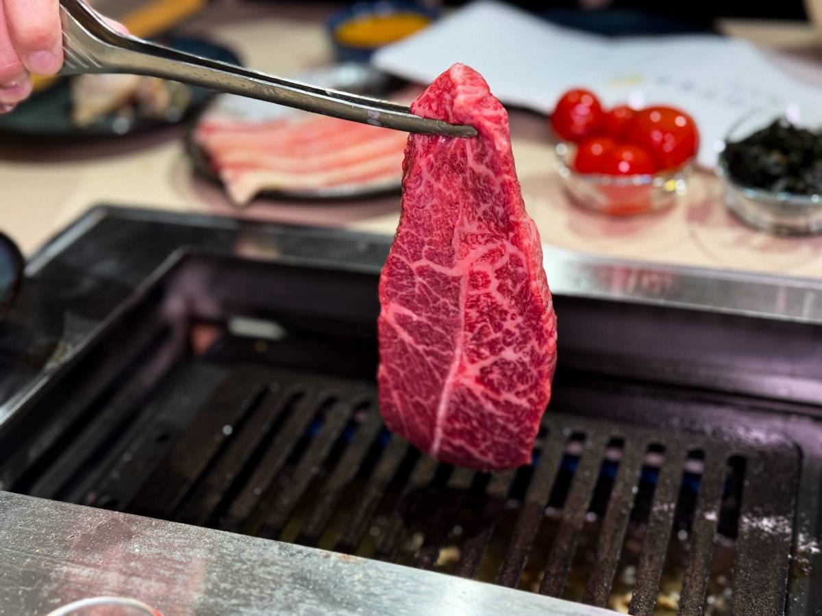 【燒肉政宗】新北中和必吃燒肉推薦，現場手切嚴選頂級肉品！內用小菜無限續，舌尖上的美味饗宴！