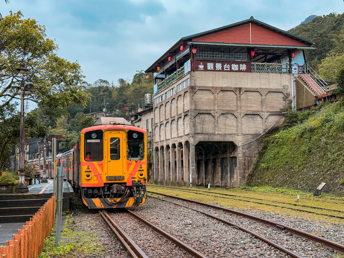 最新｜【菁桐車站】菁桐老街必訪打卡秘境，平溪線終點站近百年古蹟巡禮、全台唯一天燈派出所！