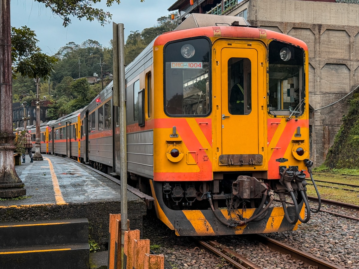 最新｜【菁桐車站】菁桐老街必訪打卡秘境，平溪線終點站近百年古蹟巡禮、全台唯一天燈派出所！