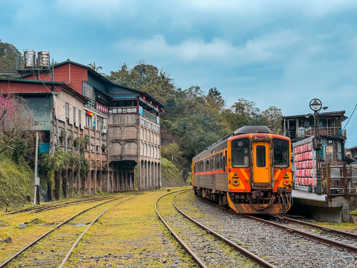 最新｜【菁桐車站】菁桐老街必訪打卡秘境，平溪線終點站近百年古蹟巡禮、全台唯一天燈派出所！