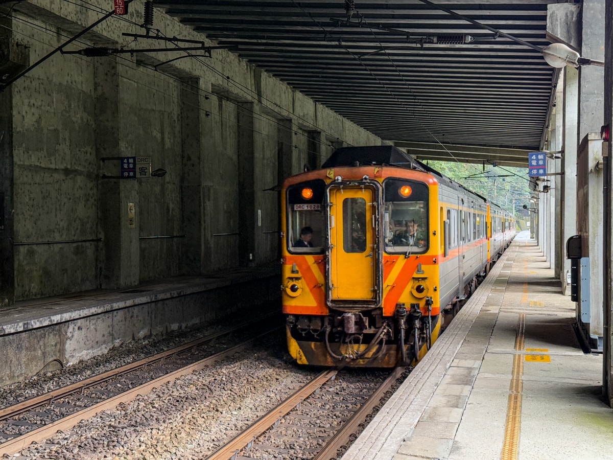 【平溪支線一日券攻略】火車票價、行程路線、打卡秘境，玩翻平溪線全攻略！