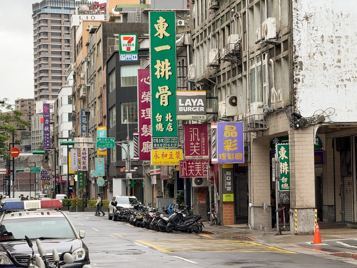 【台北東一排骨總店】台北西門附近必吃美食推薦,營業超過一甲子的古早美味,必吃老字號排骨飯! - 第1張圖 【台北東一排骨總店】台北西門附近必吃美食推薦,營業超過一甲子的古早美味,必吃老字號排骨飯!