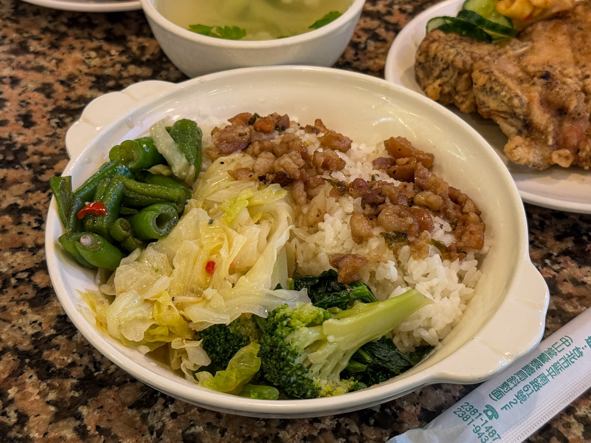 【台北東一排骨總店】台北西門附近必吃美食推薦,營業超過一甲子的古早美味,必吃老字號排骨飯! - 第15張圖 【台北東一排骨總店】台北西門附近必吃美食推薦,營業超過一甲子的古早美味,必吃老字號排骨飯!