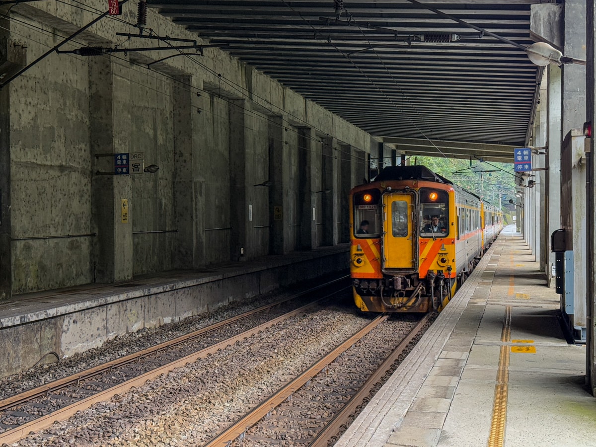 【三貂嶺車站】新北平溪隱藏景點推薦，開車到不了的秘境車站，探索三貂嶺瀑布群、百年礦業遺跡
