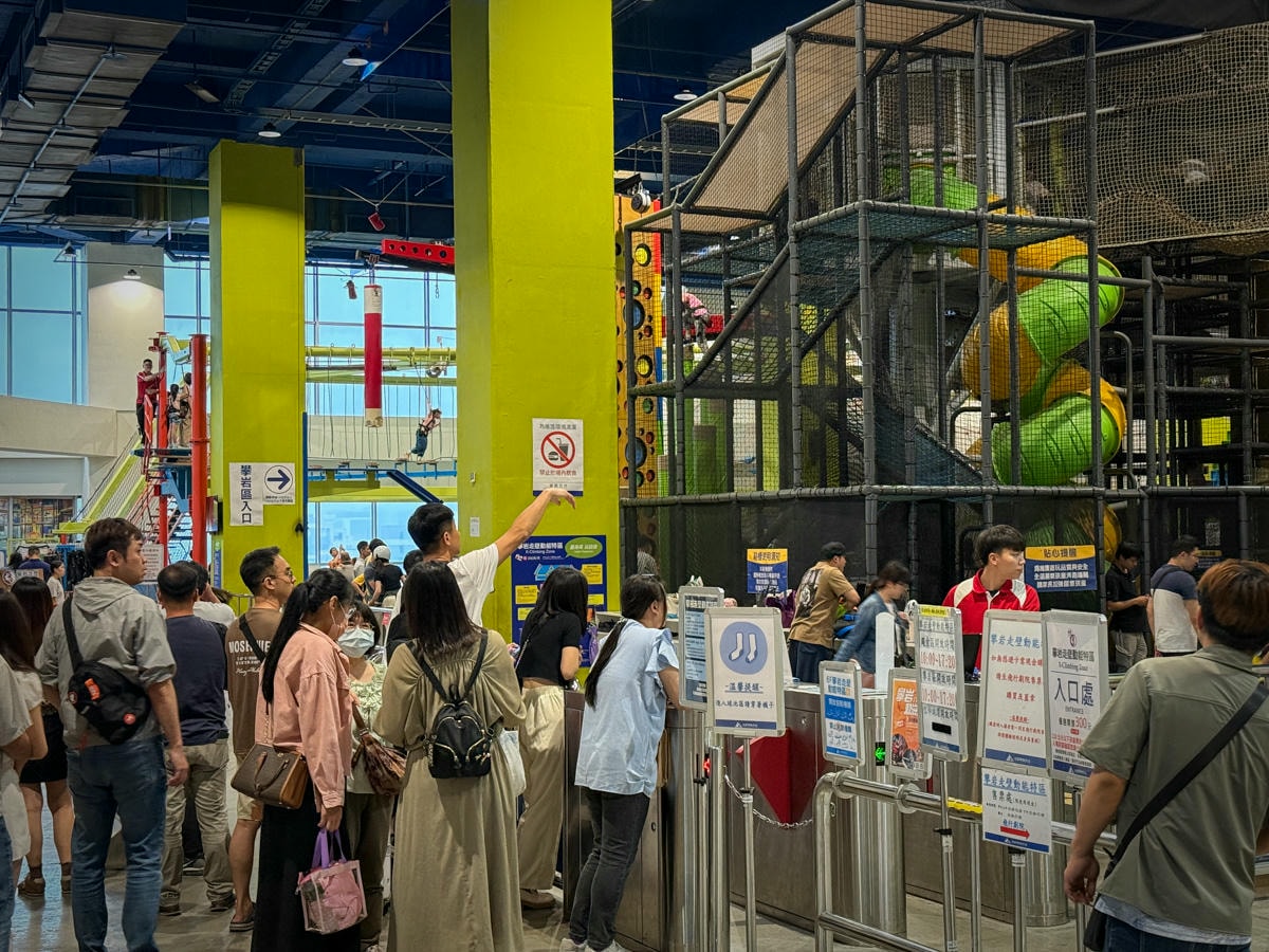 【尚順育樂世界】苗栗親子旅遊景點推薦，最新門票優惠與遊玩資訊，斥資45億打造亞洲首創全台最大全室內主題樂園！