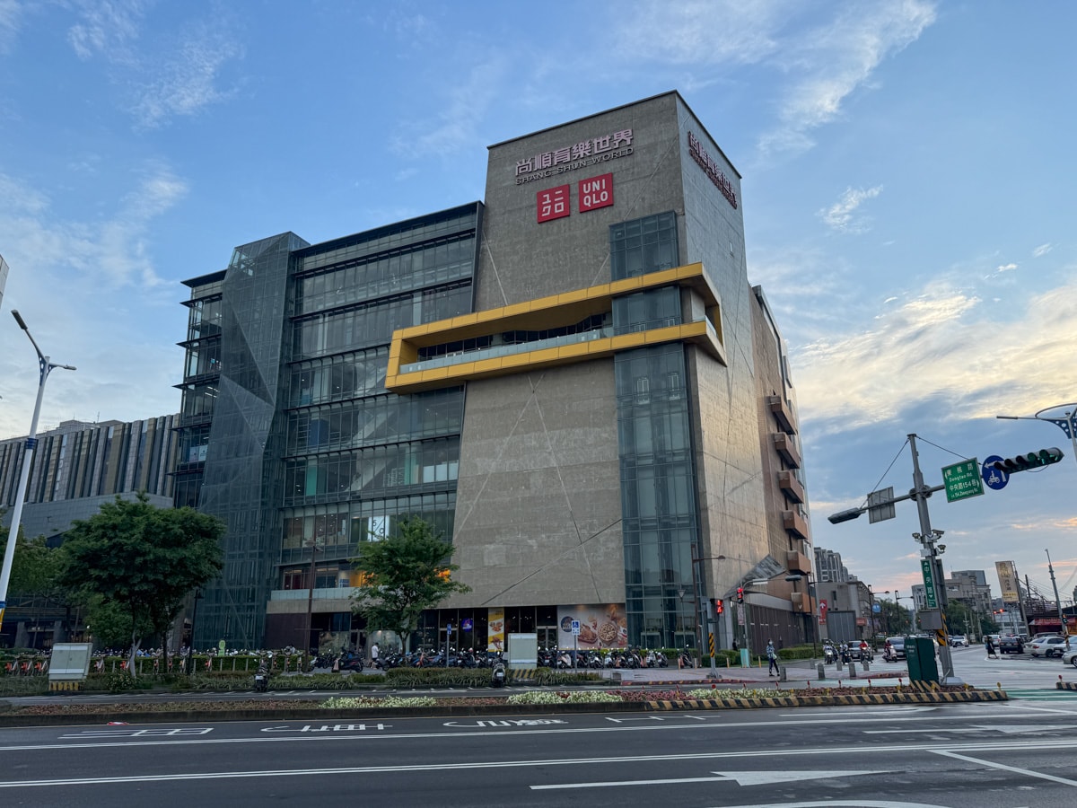 【尚順育樂世界】苗栗親子旅遊景點推薦，最新門票優惠與遊玩資訊，斥資45億打造亞洲首創全台最大全室內主題樂園！