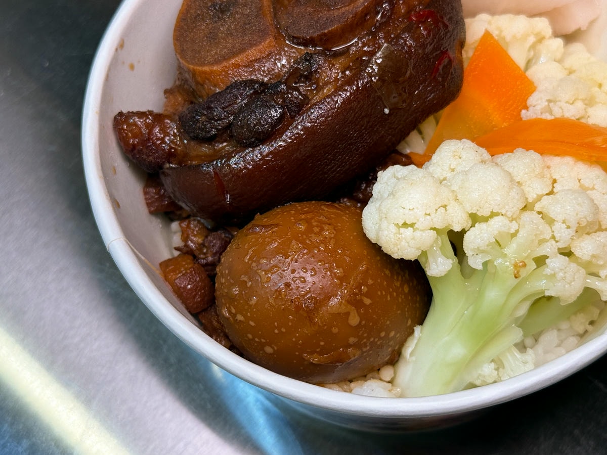 【狄咖滷肉飯】台北松山必吃宵夜推薦,60元起大啖深夜滷肉飯令人魂牽夢縈!營業到凌晨的深夜食堂! - 第11張圖 【狄咖滷肉飯】台北松山必吃宵夜推薦,60元起大啖深夜滷肉飯令人魂牽夢縈!營業到凌晨的深夜食堂!