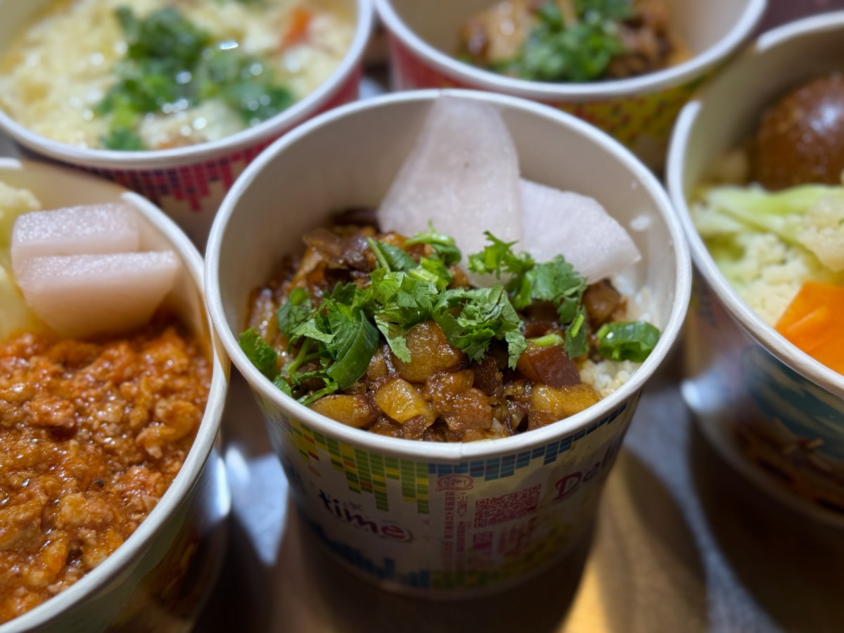 【狄咖滷肉飯】台北松山必吃宵夜推薦,60元起大啖深夜滷肉飯令人魂牽夢縈!營業到凌晨的深夜食堂! - 第17張圖 【狄咖滷肉飯】台北松山必吃宵夜推薦,60元起大啖深夜滷肉飯令人魂牽夢縈!營業到凌晨的深夜食堂!