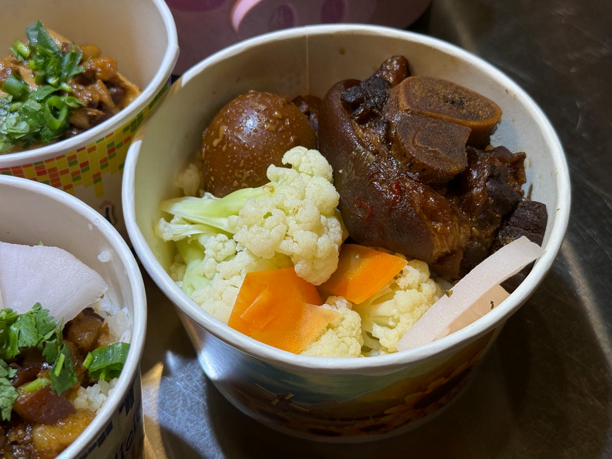 【狄咖滷肉飯】台北松山必吃宵夜推薦,60元起大啖深夜滷肉飯令人魂牽夢縈!營業到凌晨的深夜食堂! - 第9張圖 【狄咖滷肉飯】台北松山必吃宵夜推薦,60元起大啖深夜滷肉飯令人魂牽夢縈!營業到凌晨的深夜食堂!