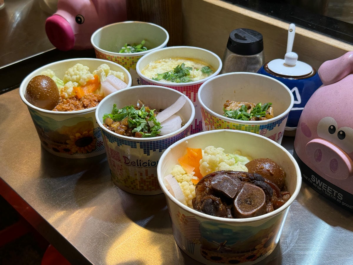 【狄咖滷肉飯】台北松山必吃宵夜推薦,60元起大啖深夜滷肉飯令人魂牽夢縈!營業到凌晨的深夜食堂! - 第7張圖 【狄咖滷肉飯】台北松山必吃宵夜推薦,60元起大啖深夜滷肉飯令人魂牽夢縈!營業到凌晨的深夜食堂!