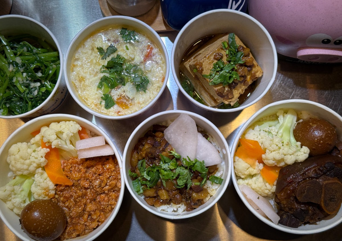 【狄咖滷肉飯】台北松山必吃宵夜推薦,60元起大啖深夜滷肉飯令人魂牽夢縈!營業到凌晨的深夜食堂! - 第8張圖 【狄咖滷肉飯】台北松山必吃宵夜推薦,60元起大啖深夜滷肉飯令人魂牽夢縈!營業到凌晨的深夜食堂!
