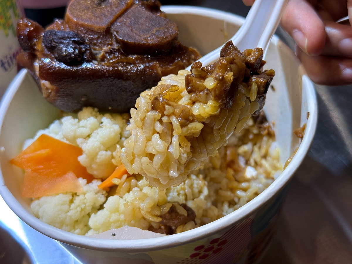 【狄咖滷肉飯】台北松山必吃宵夜推薦,60元起大啖深夜滷肉飯令人魂牽夢縈!營業到凌晨的深夜食堂! - 第13張圖 【狄咖滷肉飯】台北松山必吃宵夜推薦,60元起大啖深夜滷肉飯令人魂牽夢縈!營業到凌晨的深夜食堂!