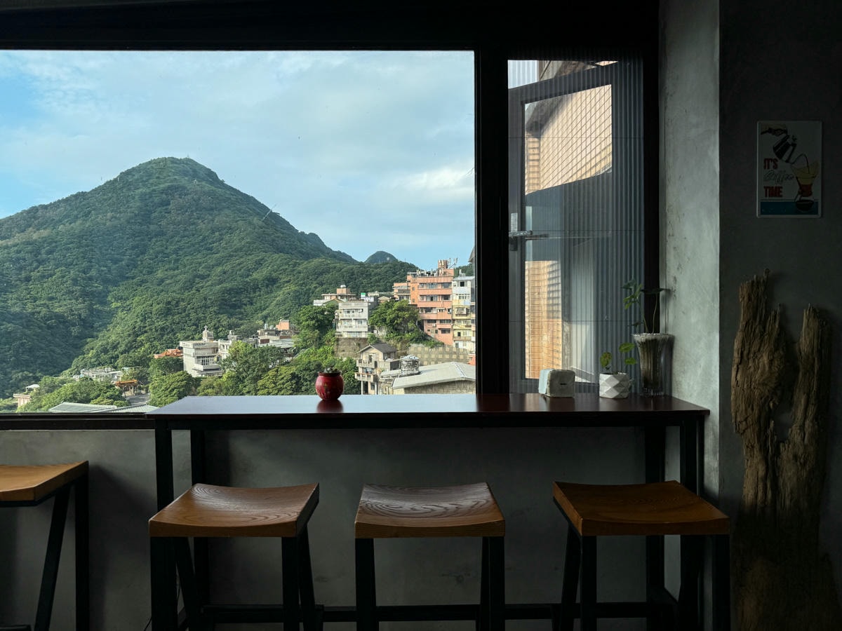 【晨午 X5 CAFE】九份老街景觀咖啡廳推薦，專業單品手沖咖啡、手作甜點，獨享壯闊山海美景！