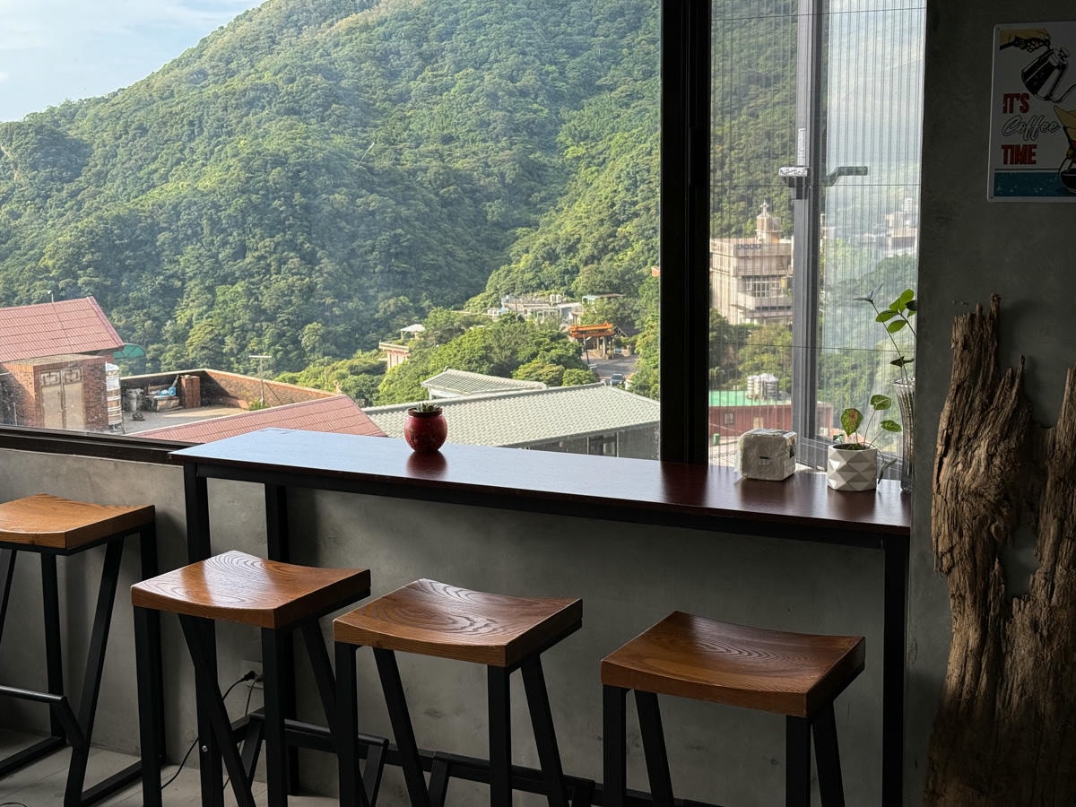 【晨午 X5 CAFE】九份老街景觀咖啡廳推薦，專業單品手沖咖啡、手作甜點，獨享壯闊山海美景！