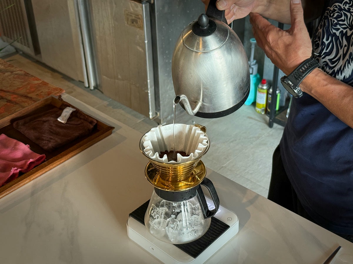 【晨午 X5 CAFE】九份老街景觀咖啡廳推薦，專業單品手沖咖啡、手作甜點，獨享壯闊山海美景！