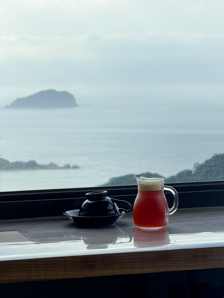 【晨午 X5 CAFE】九份老街景觀咖啡廳推薦，專業單品手沖咖啡、手作甜點，獨享壯闊山海美景！