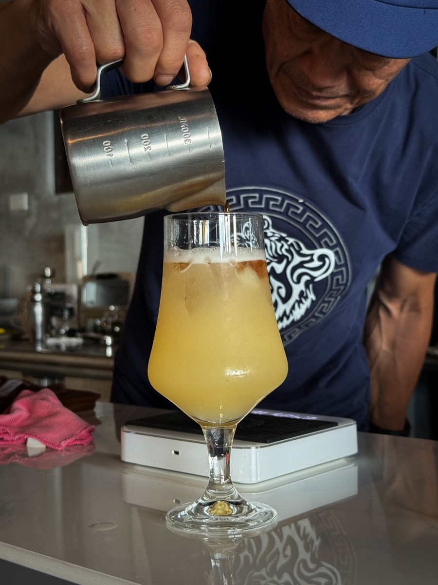【晨午 X5 CAFE】九份老街景觀咖啡廳推薦，專業單品手沖咖啡、手作甜點，獨享壯闊山海美景！