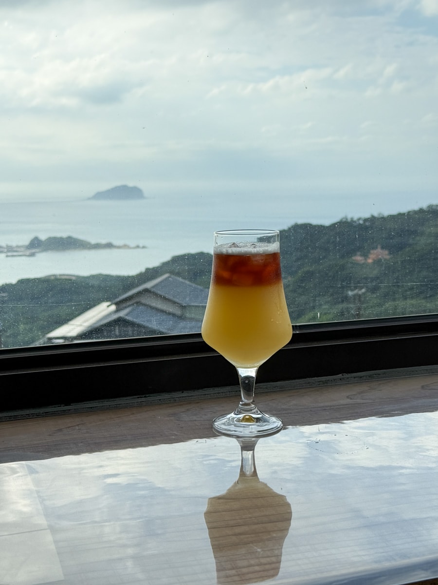 【晨午 X5 CAFE】九份老街景觀咖啡廳推薦，專業單品手沖咖啡、手作甜點，獨享壯闊山海美景！