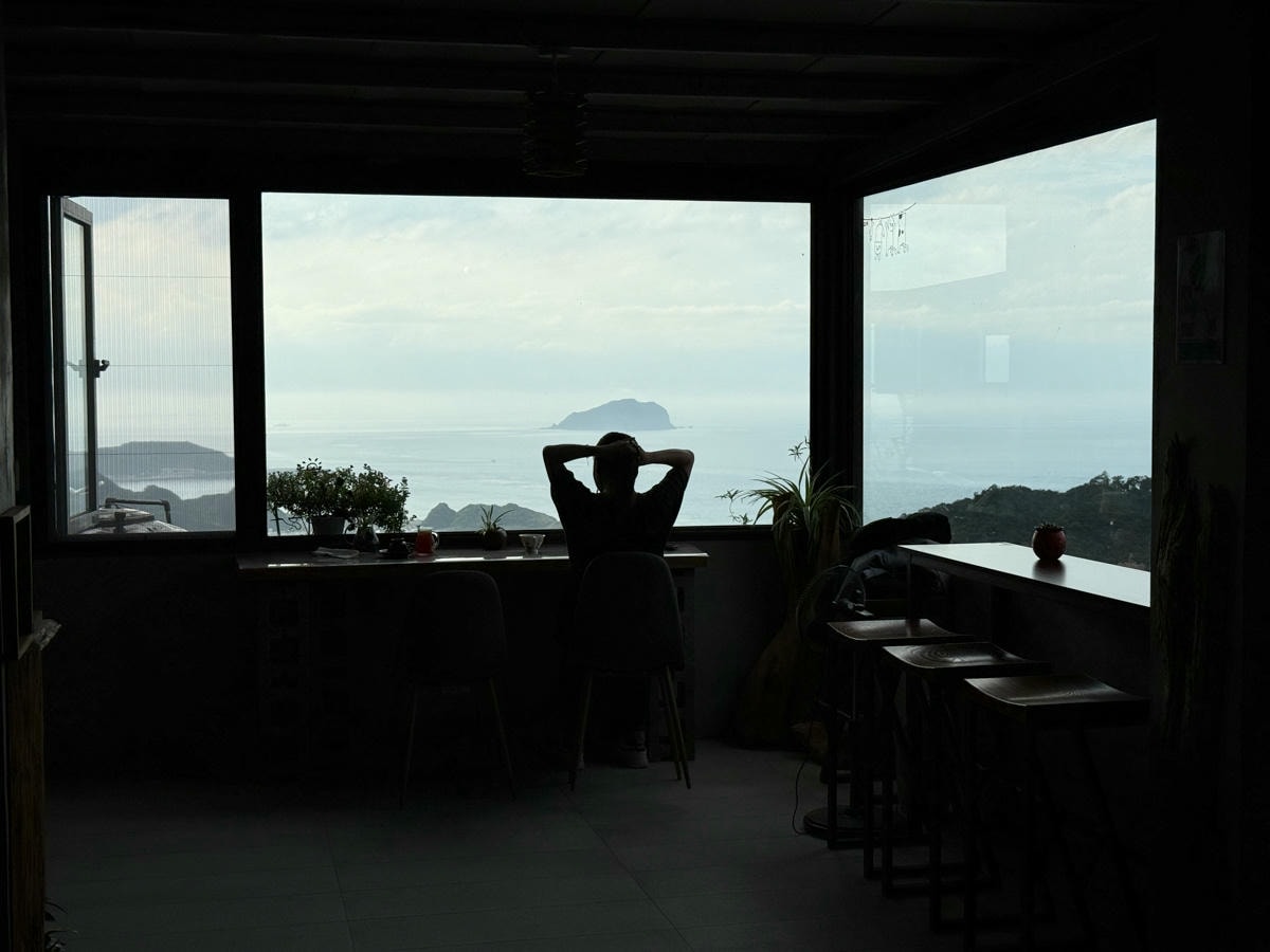 【晨午 X5 CAFE】九份老街景觀咖啡廳推薦，專業單品手沖咖啡、手作甜點，獨享壯闊山海美景！