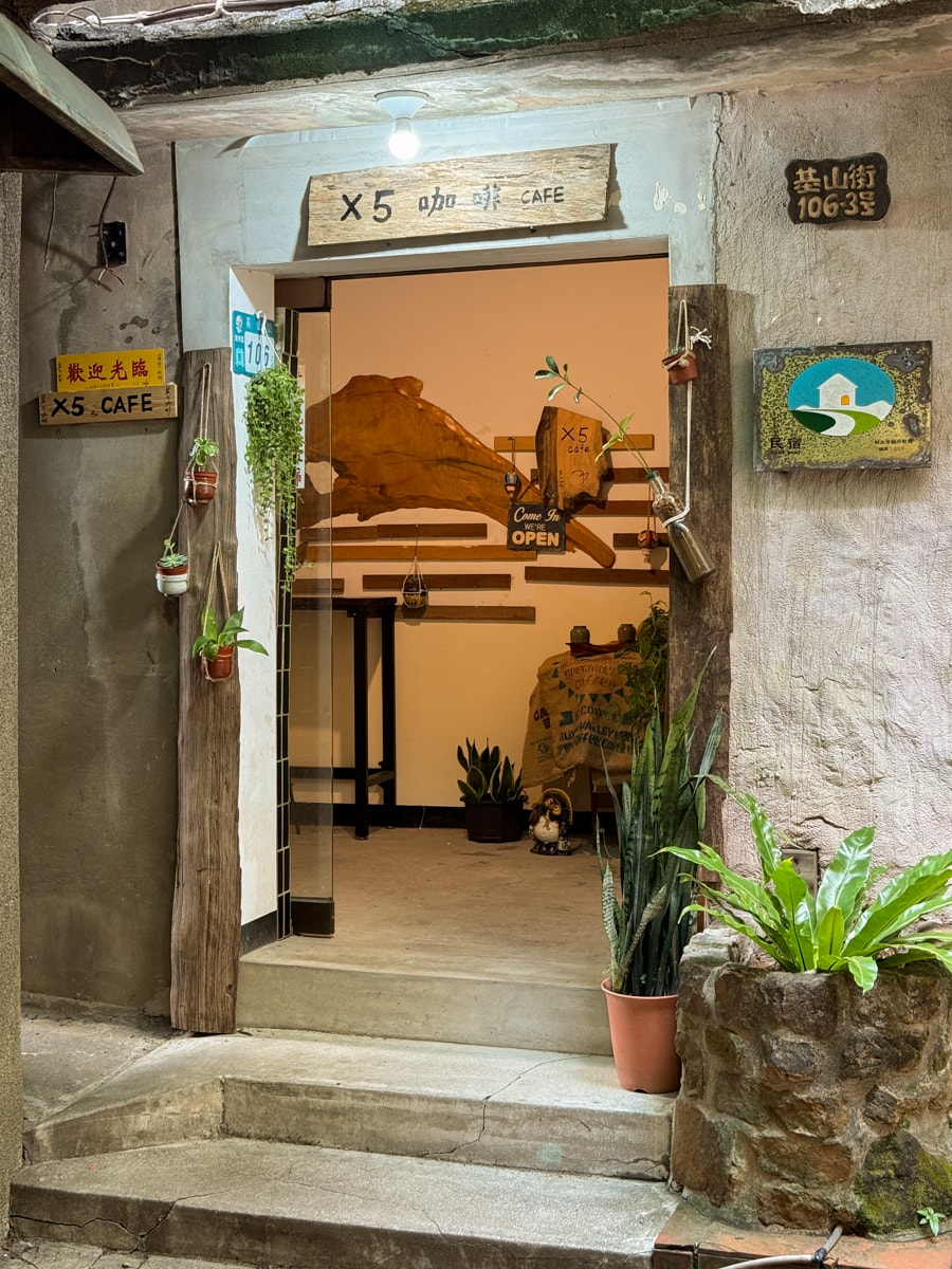 【晨午 X5 CAFE】九份老街景觀咖啡廳推薦，專業單品手沖咖啡、手作甜點，獨享壯闊山海美景！