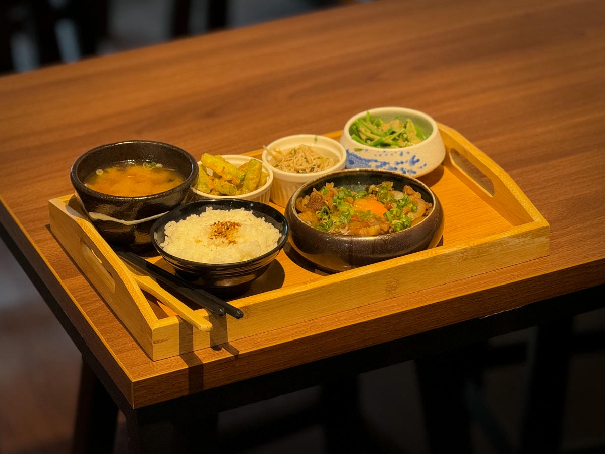 【慕Mu 日式定食】台南中西區日本料理美食推薦，特色必吃4大定食，內用定食享湯飯無限量供應！