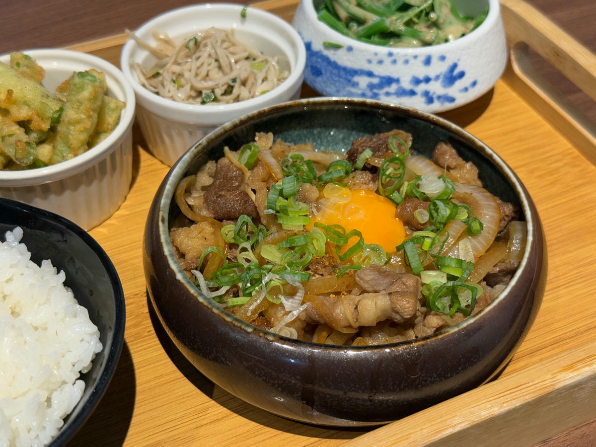 【慕Mu 日式定食】台南中西區日本料理美食推薦，特色必吃4大定食，內用定食享湯飯無限量供應！