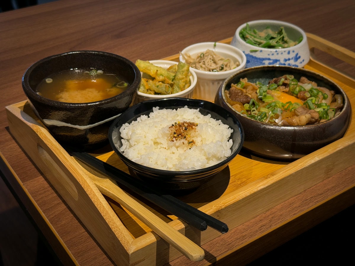 【慕Mu 日式定食】台南中西區日本料理美食推薦，特色必吃4大定食，內用定食享湯飯無限量供應！