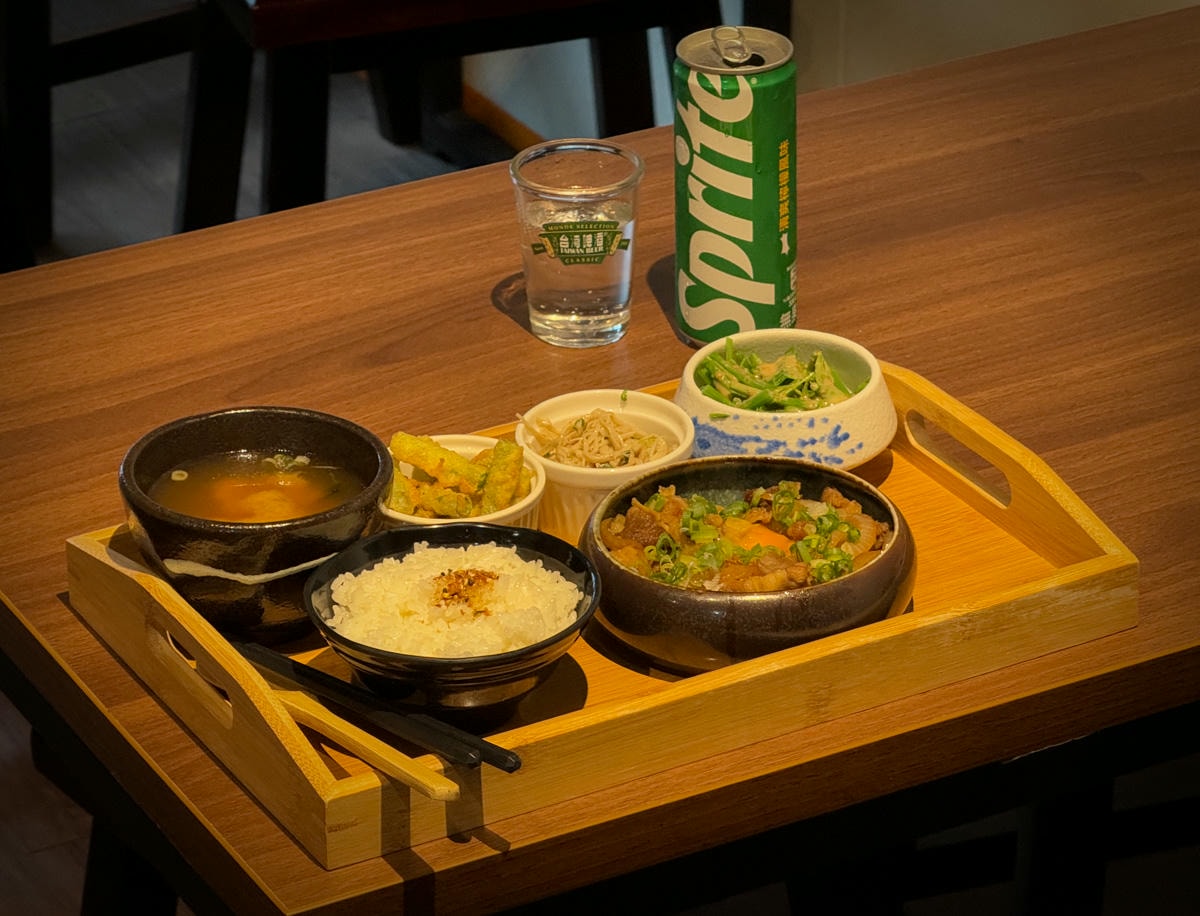 【慕Mu 日式定食】台南中西區日本料理美食推薦，特色必吃4大定食，內用定食享湯飯無限量供應！